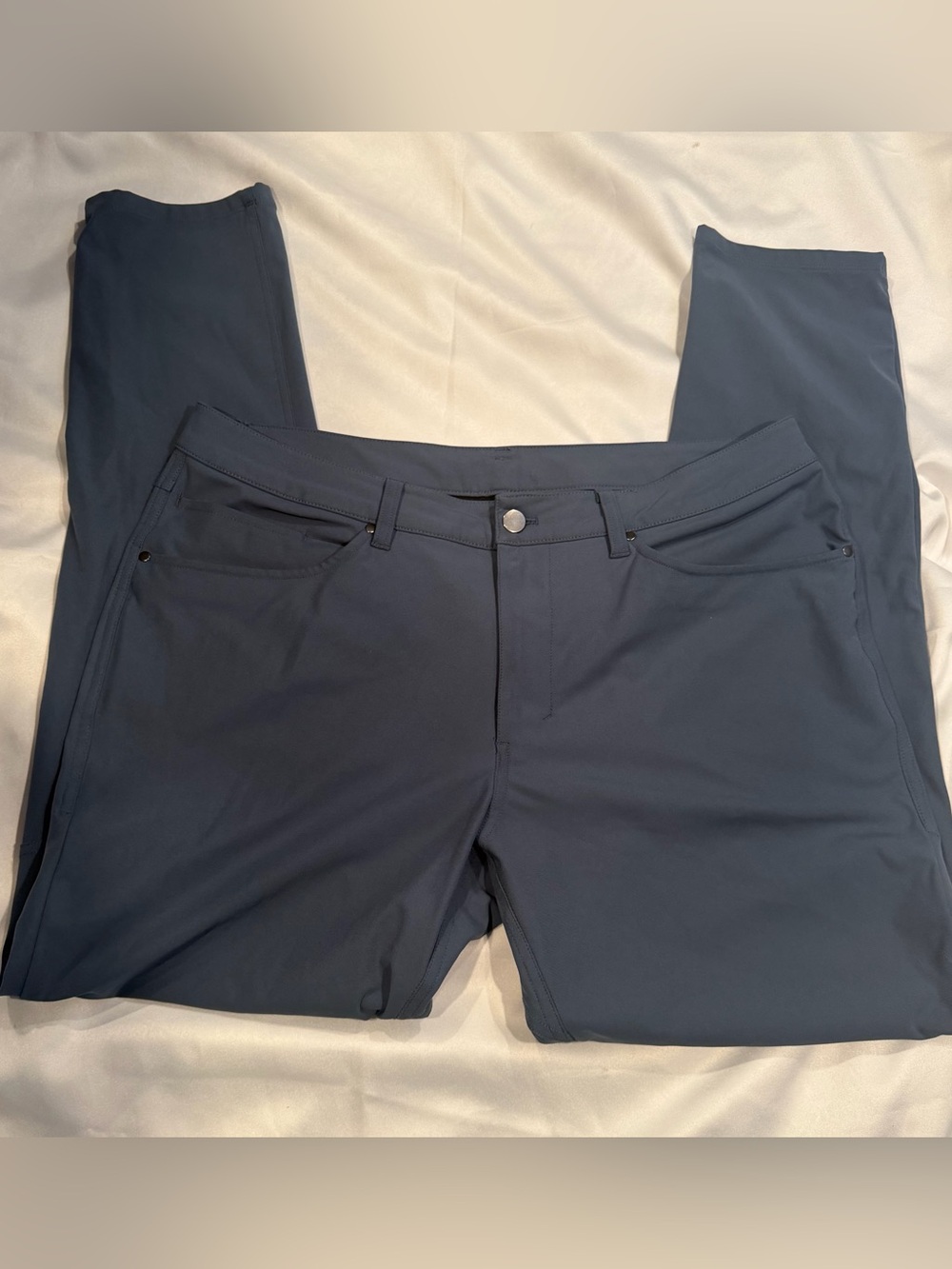 Lululemon men’s navy blue pants size 34x29.5” approximately.